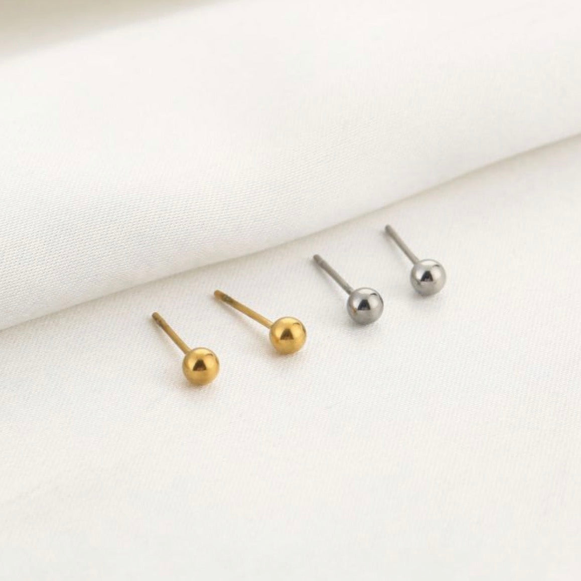 Mini dot Studs Gold