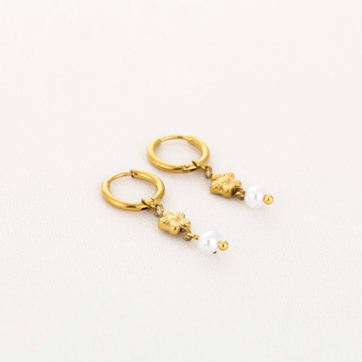 Pearl and cute Flower Earrings Gold