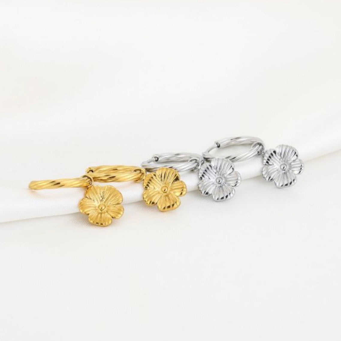 Cute flower Earrings Gold