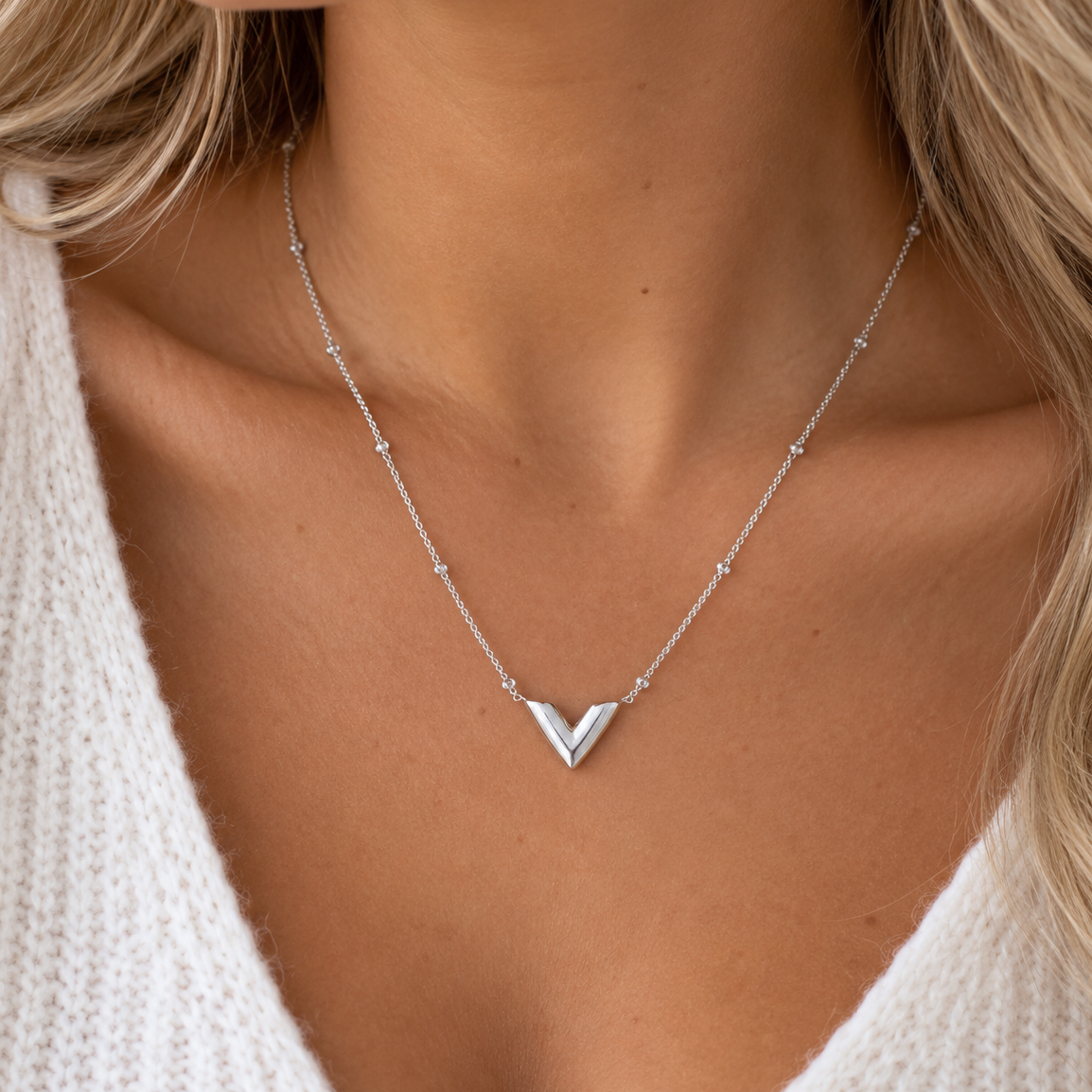 Thin V Necklace Silver