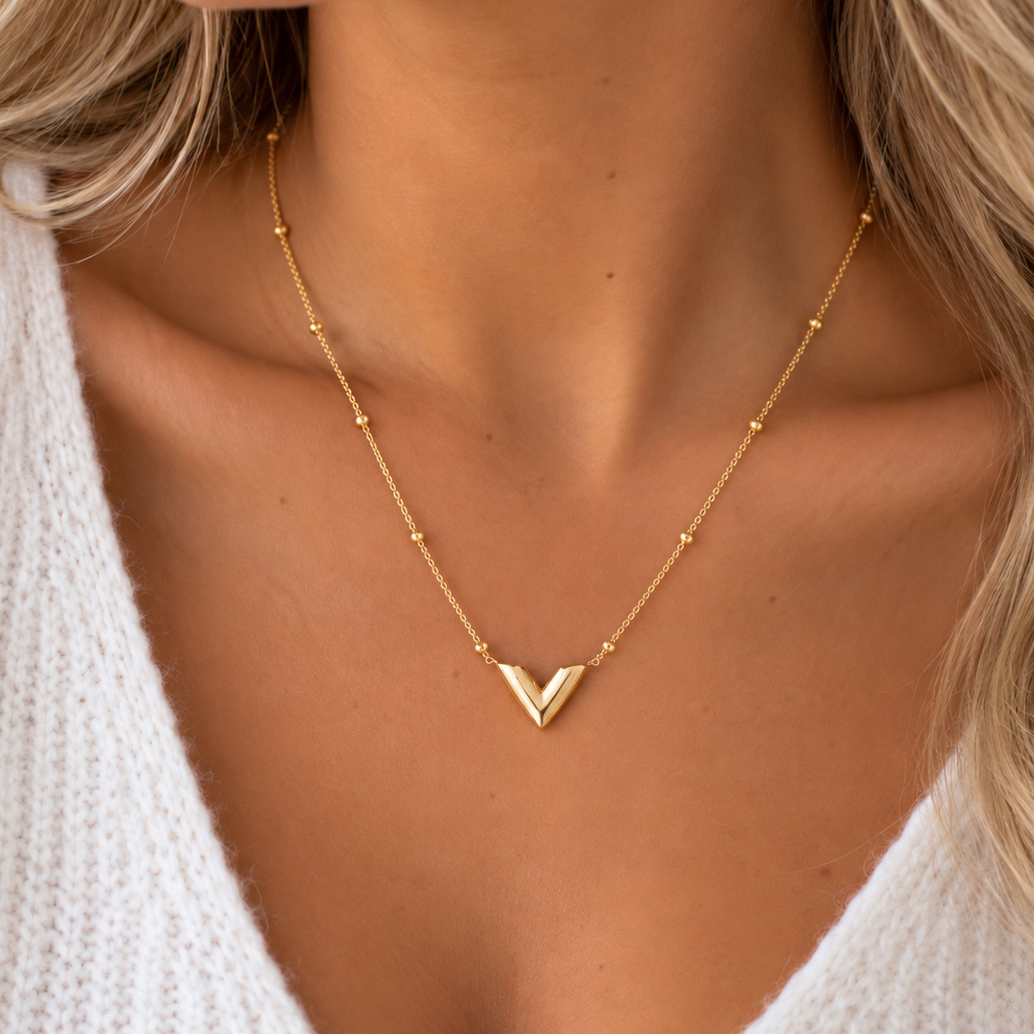 Thin V Necklace Gold